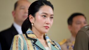 ఒక్క కాల్‌తో కూలిన థాయిలాండ్ ప్రధాని పదవి