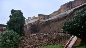 పురాతన గోడ కుప్పకూలిన 200 అడుగుల కోట