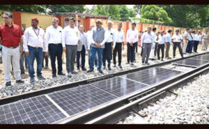 రైలు పట్టాల మధ్యలో సోలార్ ప్యానెళ్లు