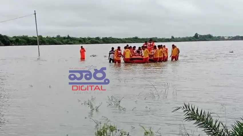 News Telugu: Telangana Floods- ఎట్టకేలకు ముగ్గురు వ్యక్తుల్ని కాపాడిన ఎస్డిఆర్ఎఫ్ బృందాలు