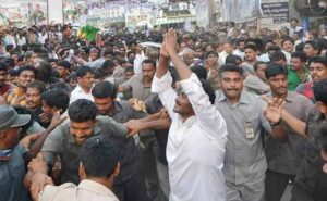 జగన్ తో షేక్ హ్యాండ్ కు యత్నం.. అభిమానిపై గన్మెన్ దాడి