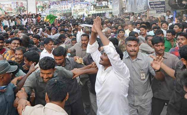 Jagan : జగన్ తో షేక్ హ్యాండ్ కు యత్నం.. అభిమానిపై గన్మెన్ దాడి