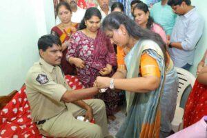 ఆటోడ్రైవర్, పోలీసులకు రాఖీ కట్టిన హోంమంత్రి అనిత