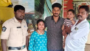 పాపను కారులో వదిలేసి దర్శనానికి వెళ్లిన తల్లితండ్రులు..ప్రాణాలు కాపాడిన కానిస్టేబుల్