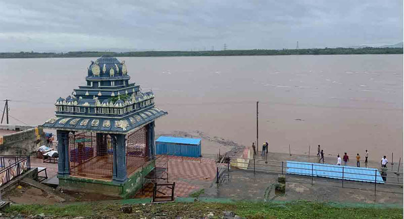 Breaking News – Godavari : భద్రాచలం వద్ద తగ్గుతున్న గోదావరి నీటిమట్టం
