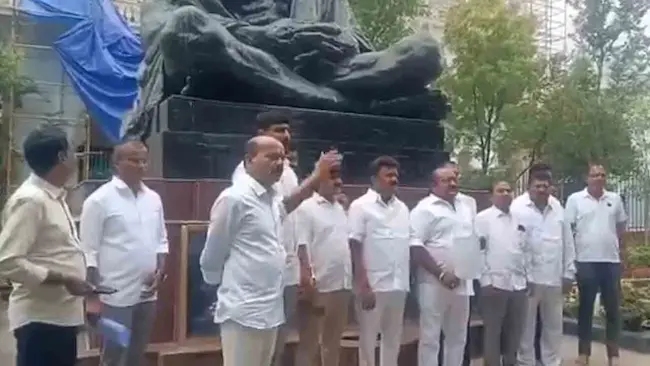 BRS MLAs: గాంధీ విగ్రహం ముందు ధర్నాకు దిగిన బీఆర్ఎస్ ఎమ్మెల్యేలు