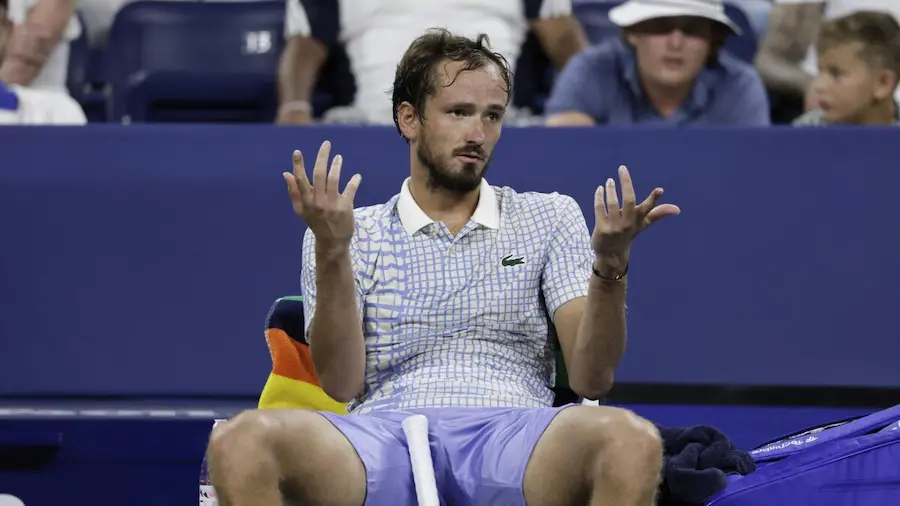 Latest News: Daniil Medvedev ప్రవర్తన సరిగా లేదంటూ టెన్నిస్ దిగ్గజం మెద్వెదెవ్‌కు భారీ జరిమానా