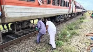 కదులుతున్న రైలులో ప్రమాదం..అప్రమత్తమైన ప్రయాణికులు