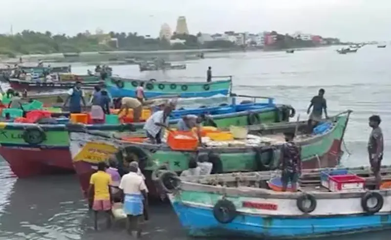 Indian Fishermen: శ్రీలంక నేవీకి చిక్కిన తమిళనాడు జాలర్లు! 14 మంది అరెస్ట్