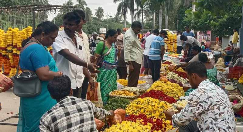 Varalakshmi Vratham : వరలక్ష్మీ వ్రతం.. భారీగా పెరిగిన పూల ధరలు!