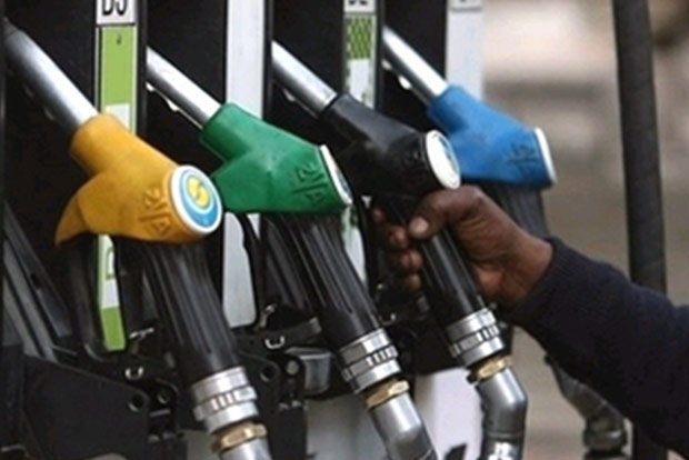 Breaking News -Free Petrol : ఫ్రీ పెట్రోల్ కోసం బారులు తీరిన వాహనాదారులు!
