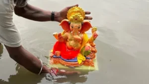 Telangana-వినాయక విగ్రహంతో బంగారు గొలుసు నిమజ్జనం