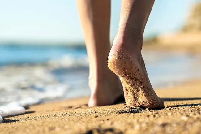 Barefoot Walking : పాదాలకు చెప్పులు లేకుండా వాకింగ్ చేస్తే ఎన్ని లాభాలో తెలుసా?