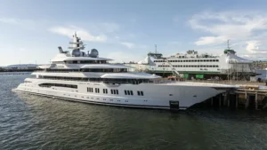 రష్యా లగ్జరీ షిప్‌ను వేలం వేయనున్న అమెరికా