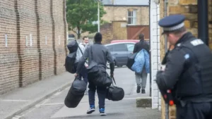 జైళ్లలో సరిపోను స్థలం లేక ఖైదీల విడుద‌ల‌