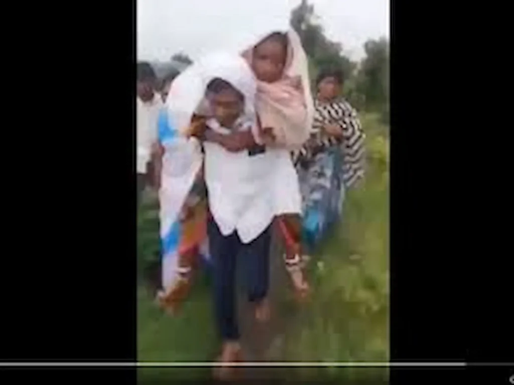 Sangareddy District: అంబులెన్స్ వెళ్లడానికి దారి లేక గర్భిణిని భుజాలపై మోసిన కుటుంబ సభ్యులు