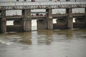 కృష్ణా, గోదావరికి తగ్గుతున్న వరద