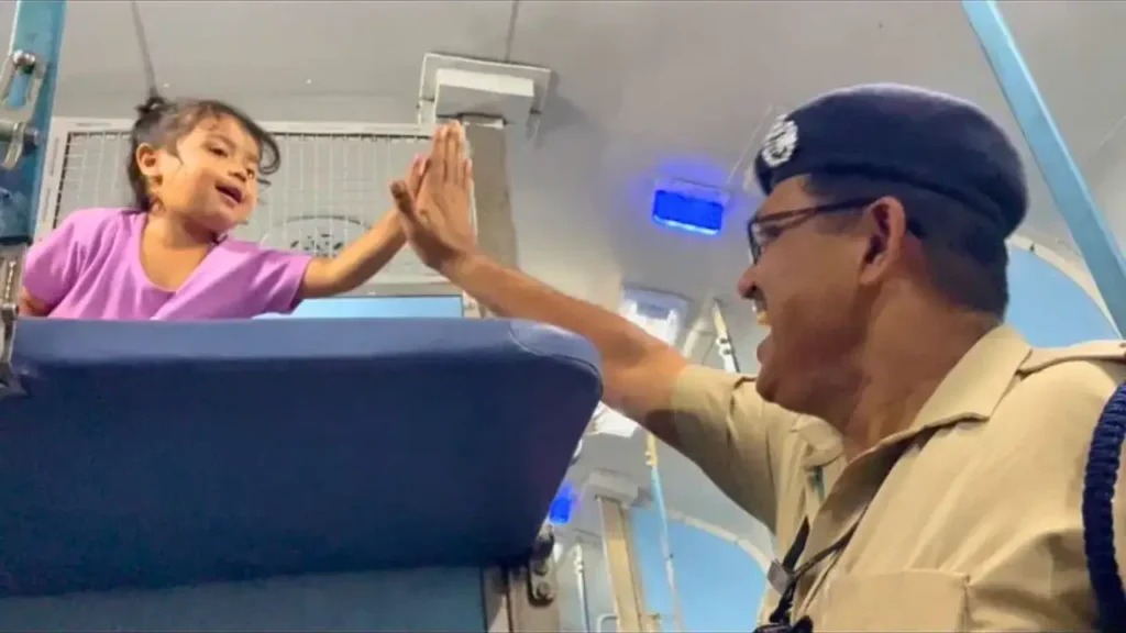 Heart warming Moment : చిన్నారి మొదటిసారి పోలీసును చూసి సలాం చేసిన క్షణం