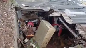 ముంబైలో కొండచరియలు విరిగి ఇద్దరు మృతి