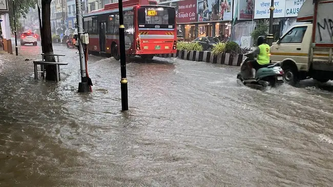 Mumbai: భారీ వర్షాలకు ముంబై అతలాకుతలం ఇద్దరు మృతి