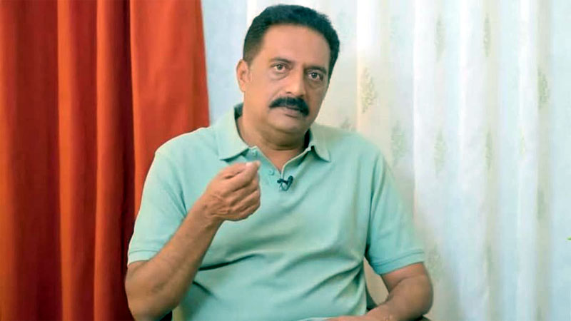 Polling Booth : పోలింగ్ బూత్లు డ్రెస్ ఛేంజింగ్ రూమ్స్ కాదు – ప్రకాశ్ రాజ్