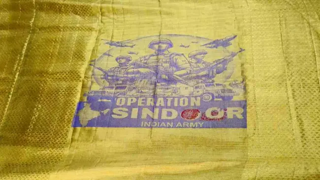 Sircilla: అగ్గిపెట్టెలో పట్టే ఆపరేషన్‌ సింధూర్‌ శాలువా తయారు చేసిన సిరిసిల్ల నేతన్న