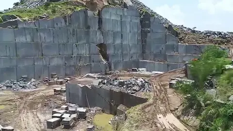 Bapatla: క్వారీలో భారీ బండరాళ్లు పడి ఆరుగురి మృతి