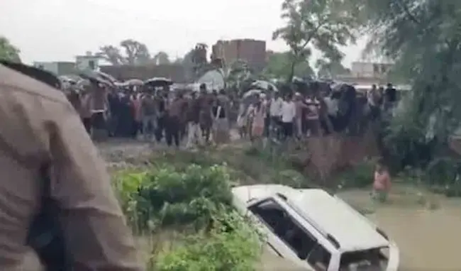 Uttar Pradesh: కాలువలోకి దూసుకెళ్లిన కారు..11 మంది మృతి