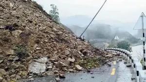 Arunachal Pradesh-అరుణాచల్ ప్రదేశ్‌లో కొండచరియలు: రెండు వాహనాలు ధ్వంసం