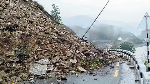 Telugu News: Arunachal Pradesh-అరుణాచల్ ప్రదేశ్‌లో కొండచరియలు: రెండు వాహనాలు ధ్వంసం