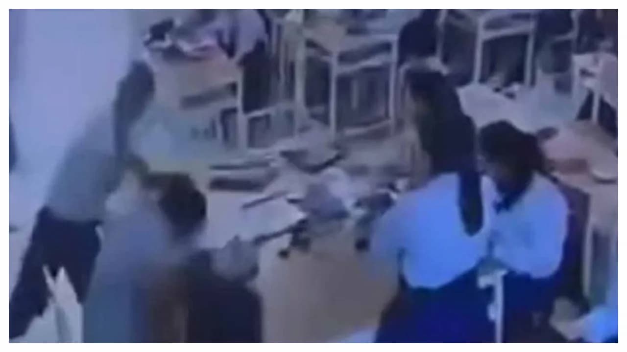 2 మార్కులు తక్కువ వేసిందని టీచర్‌పై విద్యార్థి దాడి