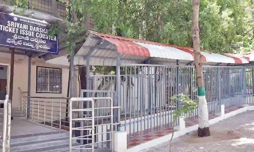 Today News : Tirumala – శ్రీవాణి ఆఫ్లైన్ జారీ కొనసాగింపునకు తర్జనభర్జనలు!