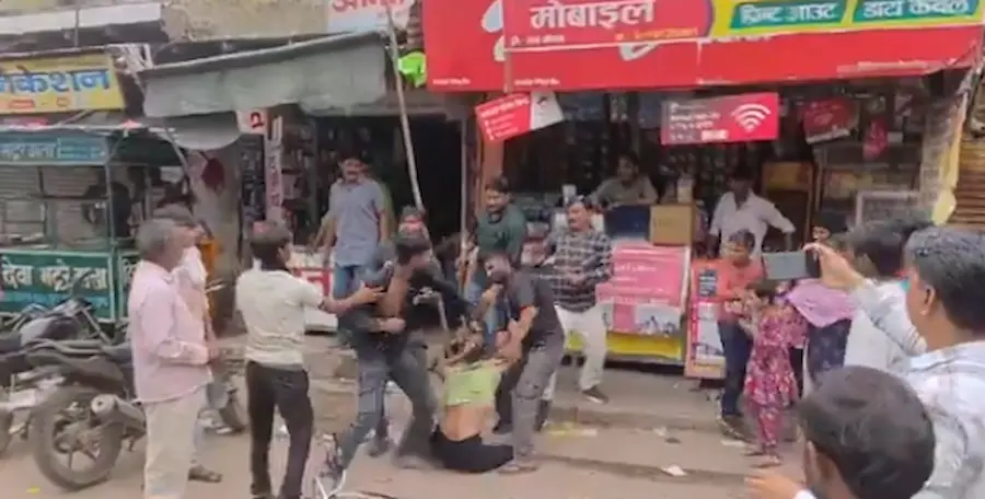 UP Hathras: లవర్‌తో పానీపూరి తినిందని నడి రోడ్ పైనే చెల్లిని కొట్టిన అన్న