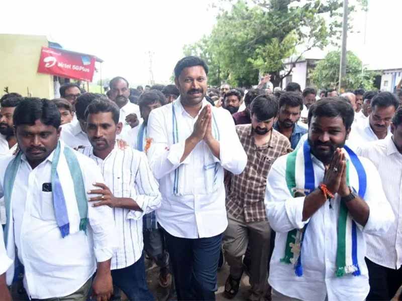 Pulivendula : పులివెందులలో టెన్షన్ టెన్షన్.. కీలక నేతల హౌస్ అరెస్ట్