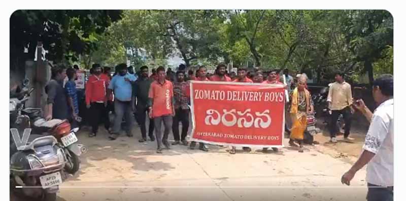 Zomato : ఉప్పల్ లో రోడ్డెక్కిన జొమాటో డెలివరీ బాయ్స్