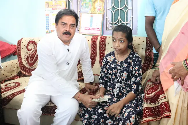 News Telugu: Nadendla Manohar: దివ్యాంగులకు పెన్షన్లు పంపిణి చేసిన మంత్రి నాదెండ్ల