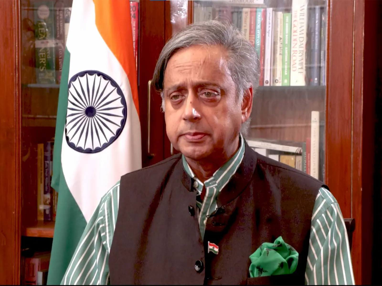 Trump: హెచ్1బీ వీసా ఫీజు పెంపుపై తనదైన శైలిలో విమర్శించిన శశిథరూర్