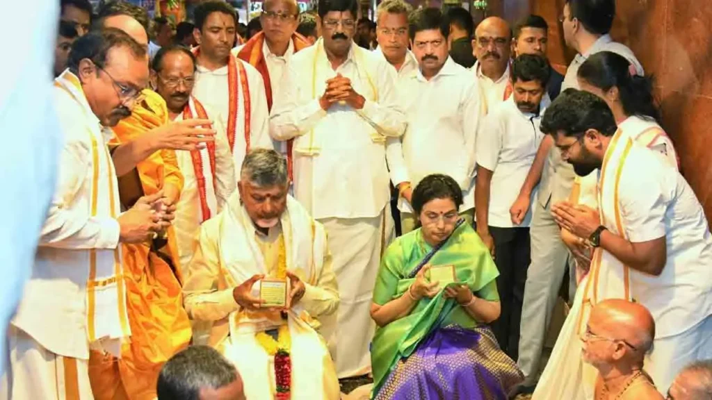 Latest News: CM Chandrababu: దుర్గమ్మకు పట్టువస్త్రాలు సమర్పించిన సీఎం