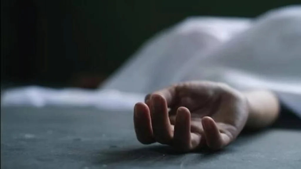 News Telugu: Crime: కళ్ళముందే మహిళ ఆత్మహత్య పరువు కోసం కాపాడలేకపోయిన వైనం