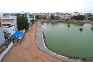 బతుకమ్మకుంటను సందర్శించిన వీహెచ్, హైడ్రా కమిషనర్