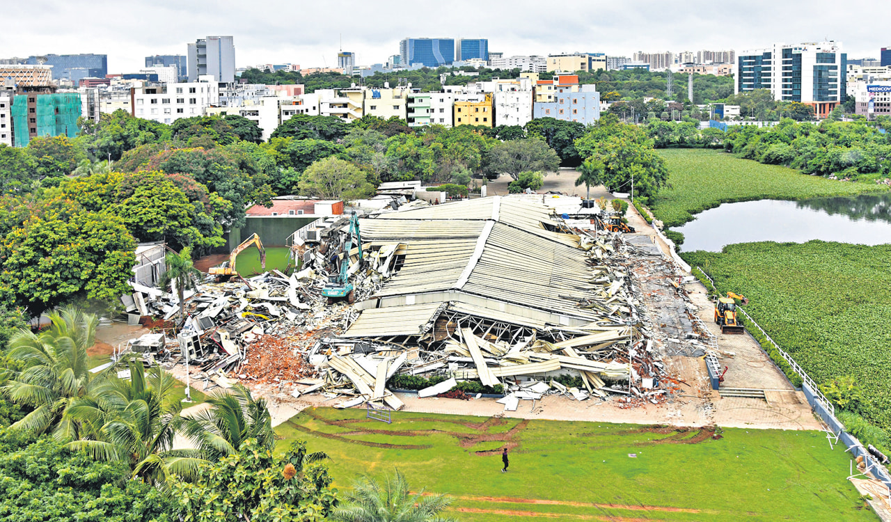 Hydra-మ్యాన్‌హోల్‌లో పడిపోపోయిన .. తమదే బాధ్యుత అన్న హైడ్రా