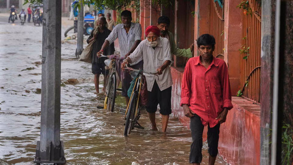 Delhi traffic : ఆగ్రాలో యమునా నీరు తాజ్ మహల్ గోడల వరకు; ఢిల్లీలో ట్రాఫిక్ సమస్యల పరిష్కారానికి చర్యలు