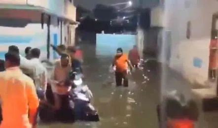 Musi River : హైదరాబాదులో మూసీ నది ఉప్పొంగి ప్ర‌వాహం … ఇండ్లు ఖాళీ చేస్తున్న ప్ర‌జ‌లు