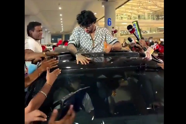 Tilak Varma : ఆసియా కప్ గెలిచి హైదరాబాద్ చేరుకున్న తిలక్ వర్మకు ఘన స్వాగతం