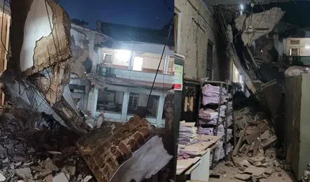 Vaartha live news : Adilabad : ఆదిలాబాద్ జిల్లాలో కుప్ప‌కూలిన పాత క‌లెక్ట‌రేట్ భ‌వ‌నం