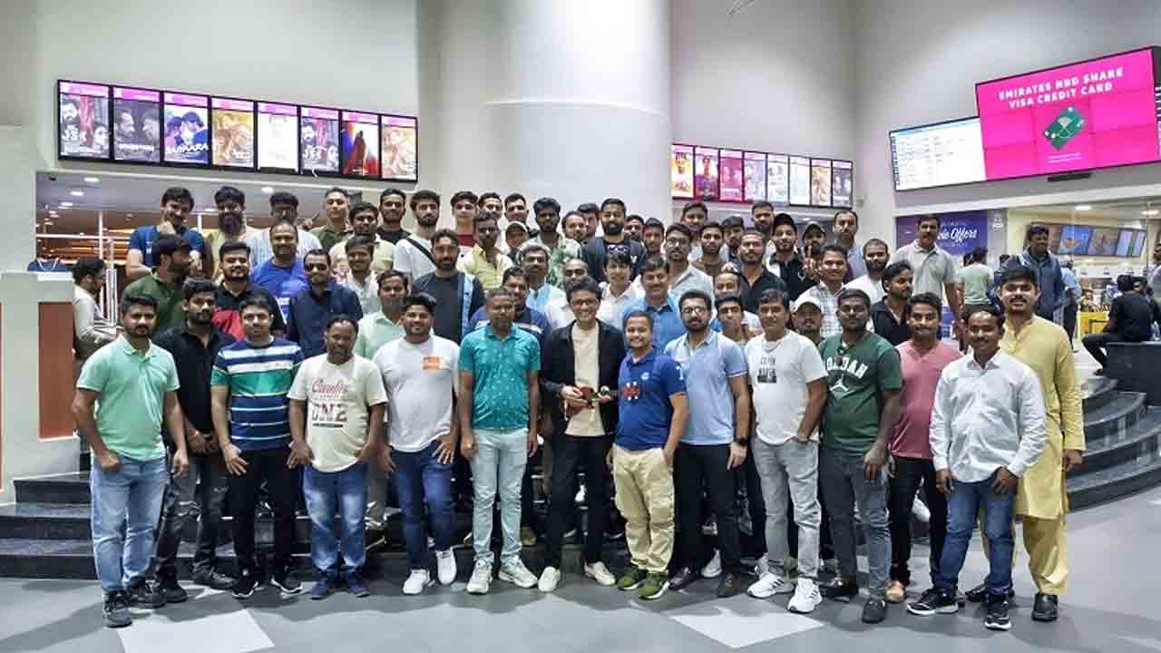 Vaartha live news : Asia Cup : ఉద్యోగులకు ఆసియా కప్ ఉచిత టికెట్లు పంపిణీ : వ్యాపారవేత్త