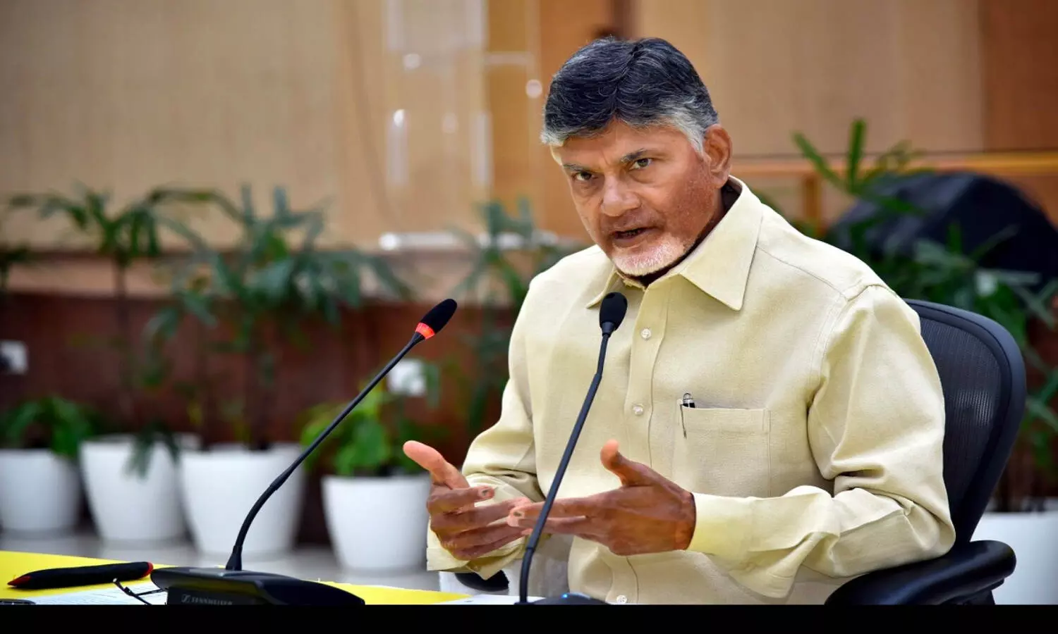 Vaartha live news : CM Chandrababu : ఎక్కడా రాజీ పడొద్దు.. కలెక్టర్లకు చంద్రబాబు దిశానిర్దేశం