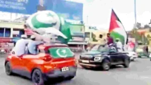 పాక్ జెండాలతో యువకుల హల్‌చ‌ల్‌