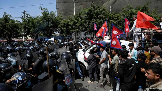 Vaartha live news : Nepal : అట్టడుగుతున్న నేపాల్ … తొమ్మిది మంది మృతి