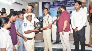 పోలీస్ కమిషనర్ చేతుల మీదుగా హెల్మెట్ల పంపిణీ